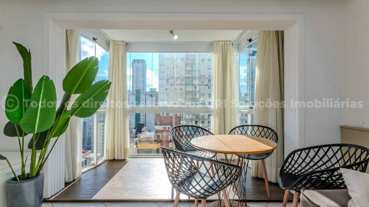 Apartamento com 2 suítes no edifício Imperatriz no Centro em Balneário Camboriú.