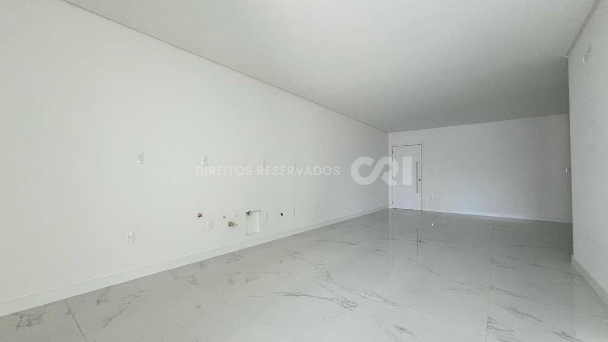 Apartamento com 3 Suítes no Edifício Sangiovese na Meia Praia, Itapema
