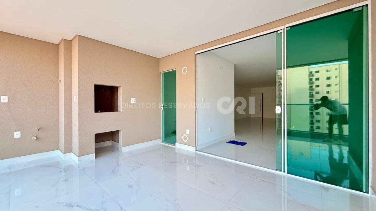 Apartamento com 3 Suítes no Edifício Sangiovese na Meia Praia, Itapema