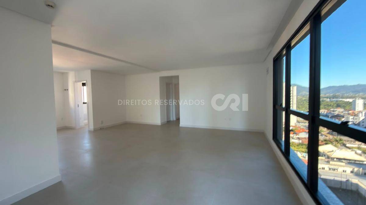 Apartamento com 3 Suítes no Petit Trianon na Meia Praia, Itapema