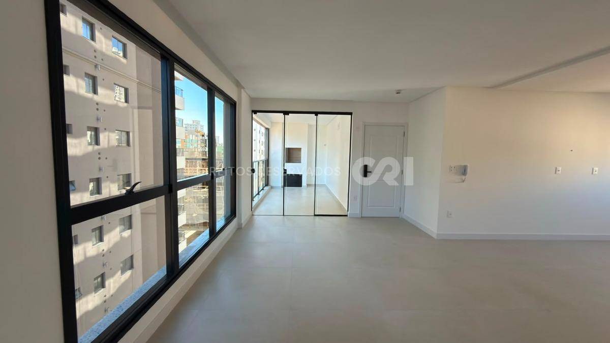 Apartamento com 3 Suítes no Petit Trianon na Meia Praia, Itapema