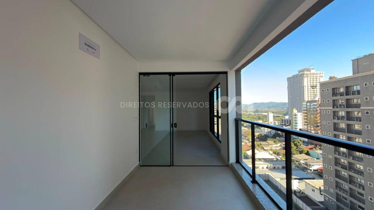Apartamento com 3 Suítes no Petit Trianon na Meia Praia, Itapema