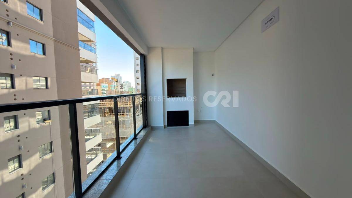 Apartamento com 3 Suítes no Petit Trianon na Meia Praia, Itapema