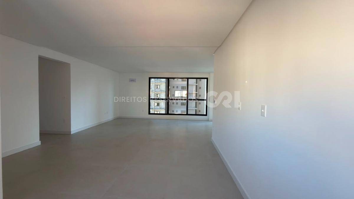 Apartamento com 3 Suítes no Petit Trianon na Meia Praia, Itapema