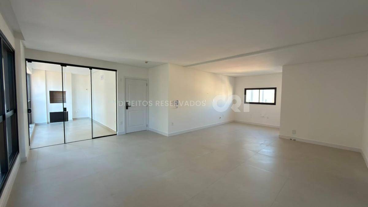 Apartamento com 3 Suítes no Petit Trianon na Meia Praia, Itapema