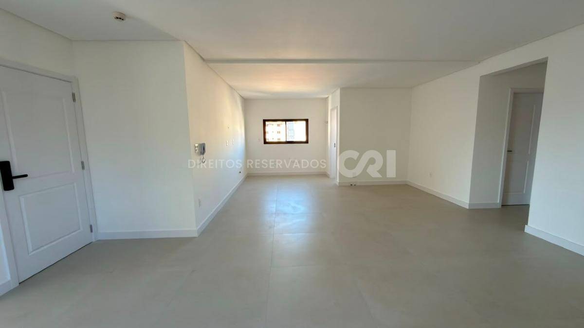 Apartamento com 3 Suítes no Petit Trianon na Meia Praia, Itapema