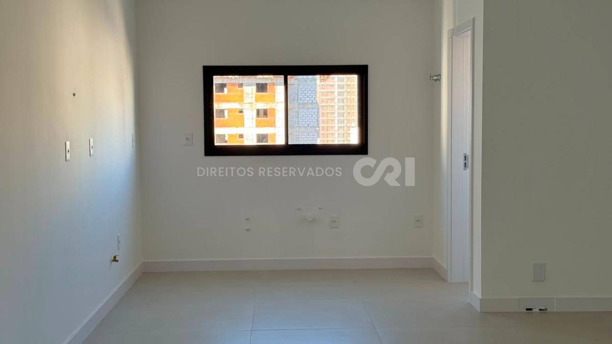 Apartamento com 3 Suítes no Petit Trianon na Meia Praia, Itapema