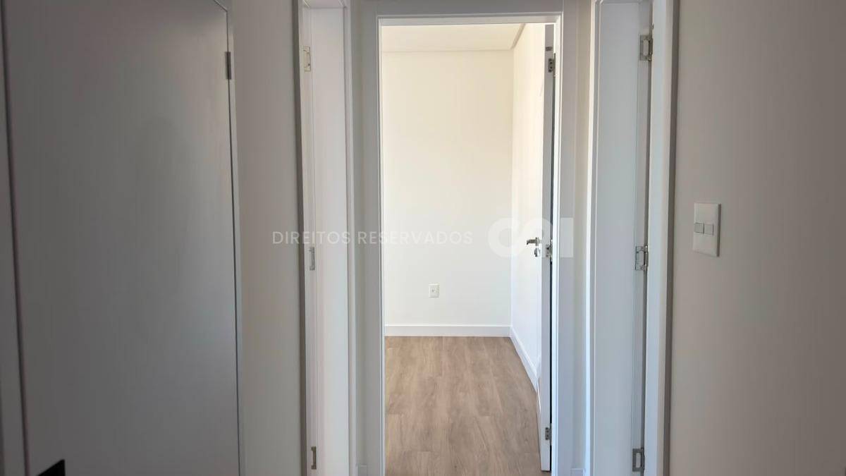 Apartamento com 3 Suítes no Petit Trianon na Meia Praia, Itapema