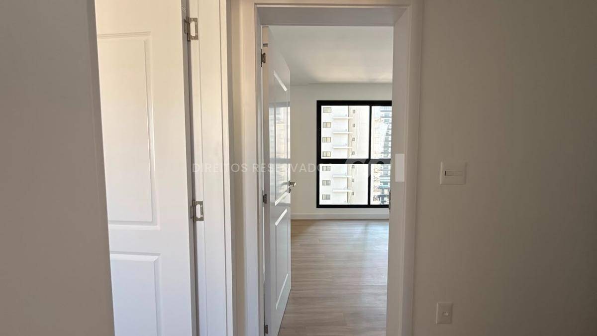 Apartamento com 3 Suítes no Petit Trianon na Meia Praia, Itapema