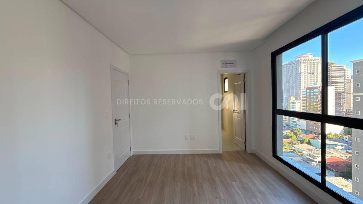Apartamento com 3 Suítes no Petit Trianon na Meia Praia, Itapema