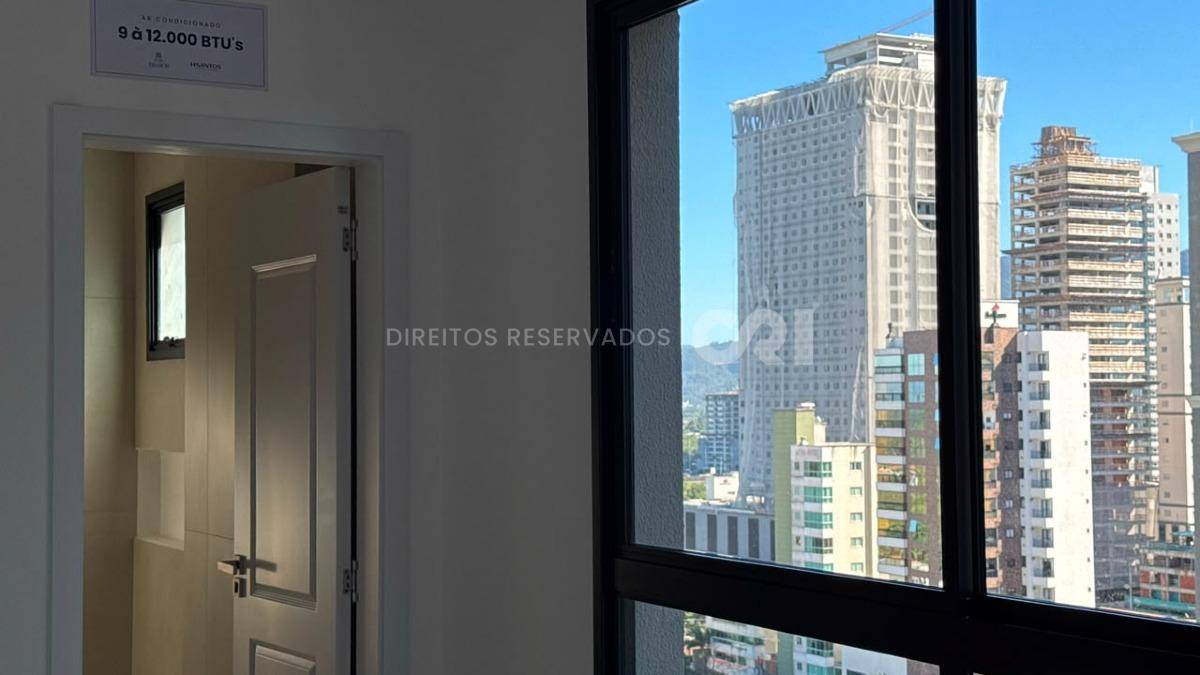 Apartamento com 3 Suítes no Petit Trianon na Meia Praia, Itapema
