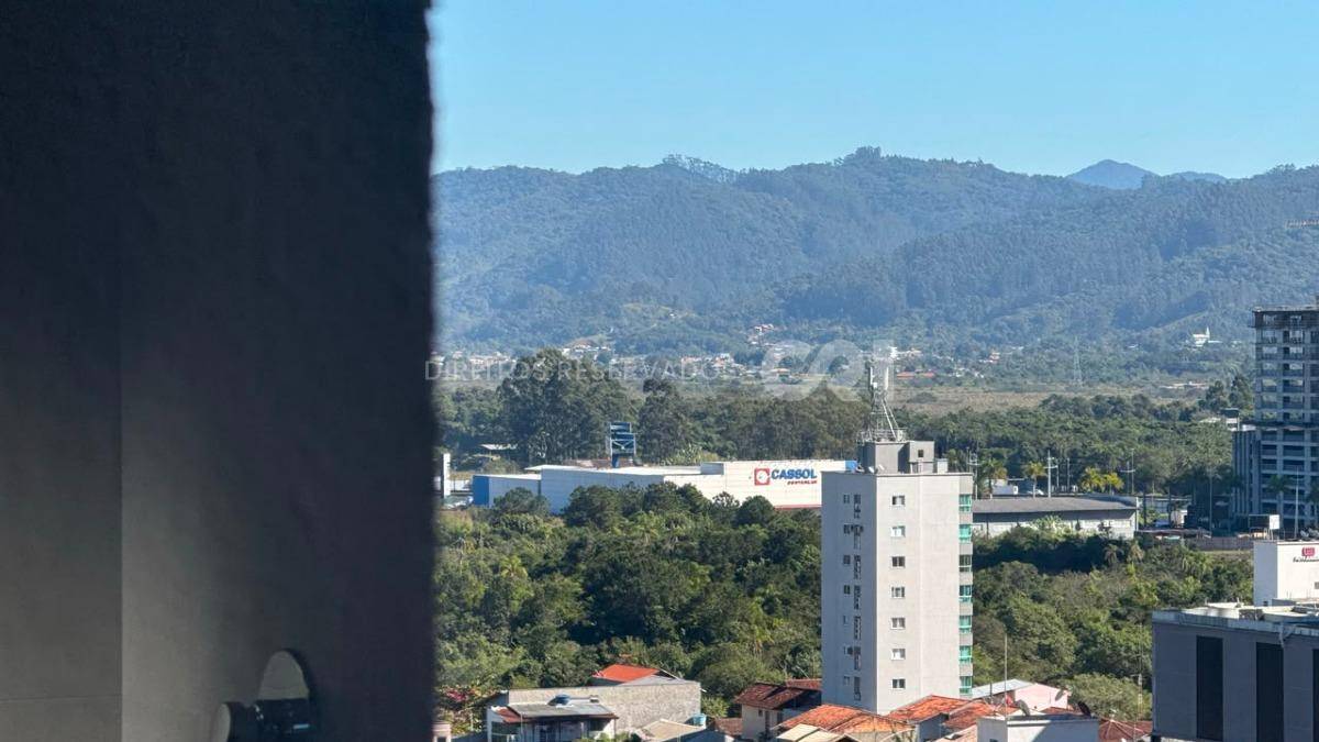 Apartamento com 3 Suítes no Petit Trianon na Meia Praia, Itapema