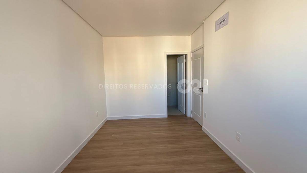 Apartamento com 3 Suítes no Petit Trianon na Meia Praia, Itapema