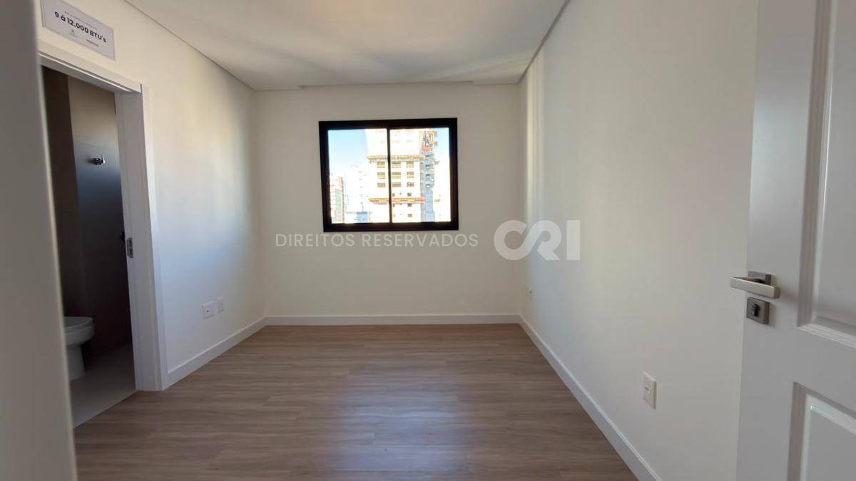 Apartamento com 3 Suítes no Petit Trianon na Meia Praia, Itapema