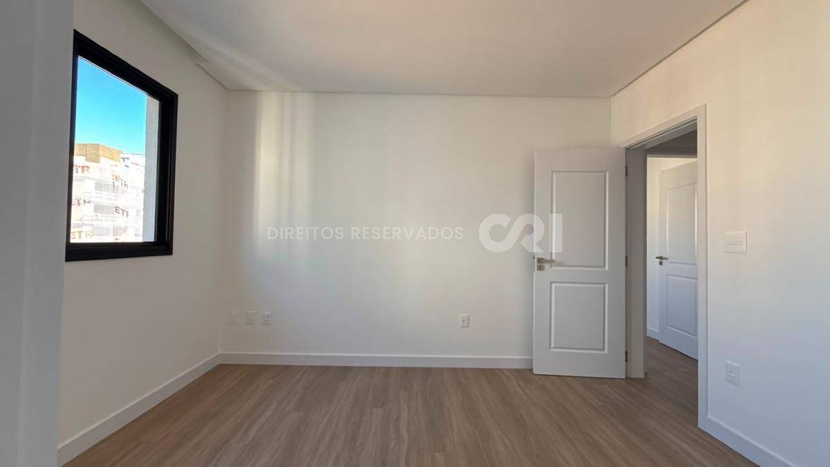 Apartamento com 3 Suítes no Petit Trianon na Meia Praia, Itapema