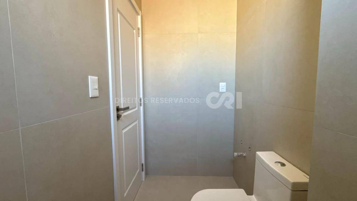 Apartamento com 3 Suítes no Petit Trianon na Meia Praia, Itapema