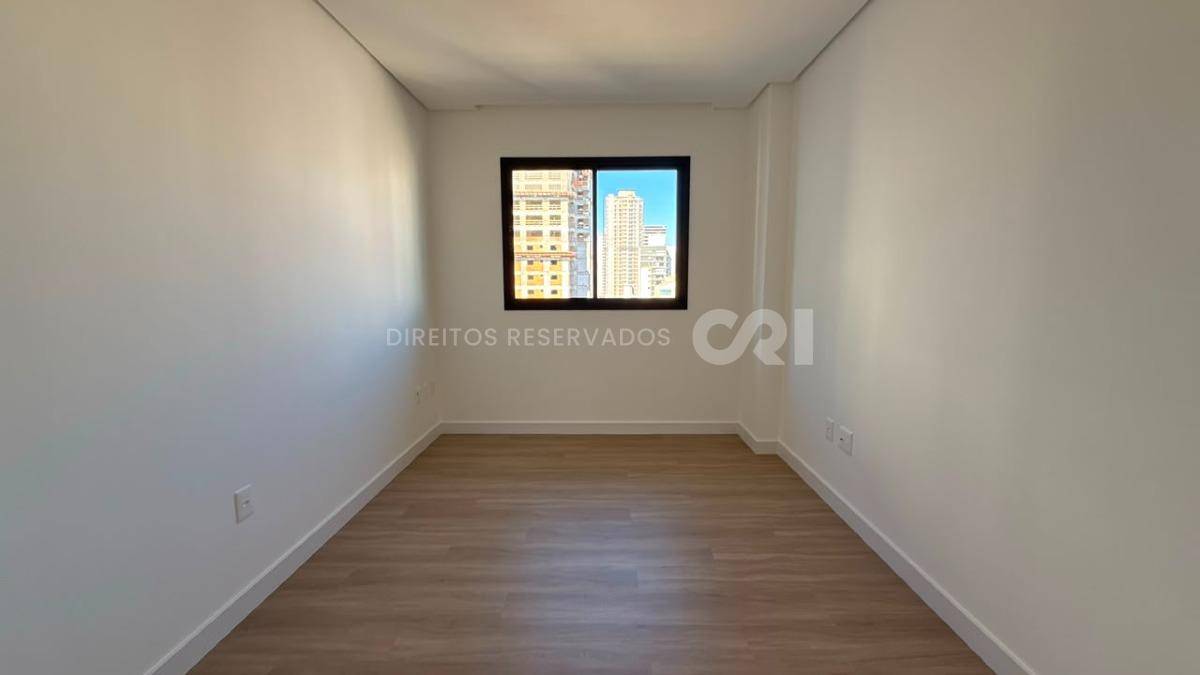 Apartamento com 3 Suítes no Petit Trianon na Meia Praia, Itapema