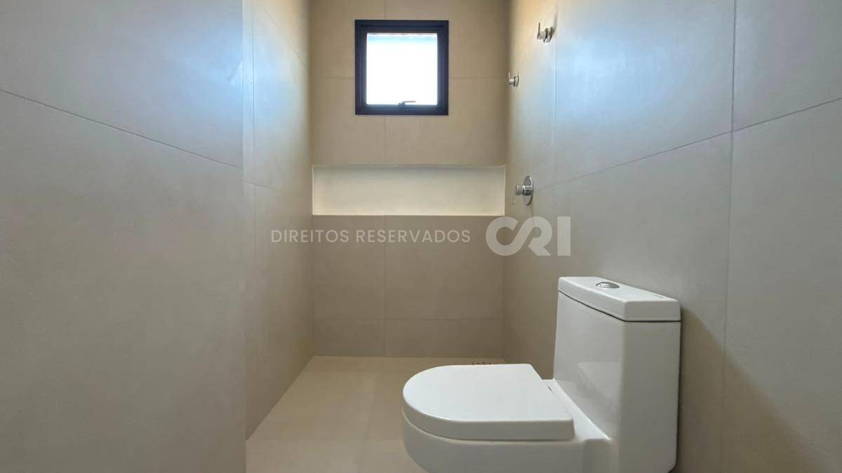 Apartamento com 3 Suítes no Petit Trianon na Meia Praia, Itapema