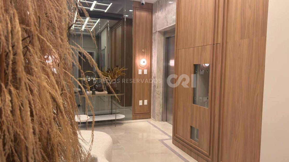 Apartamento com 3 Suítes no Petit Trianon na Meia Praia, Itapema