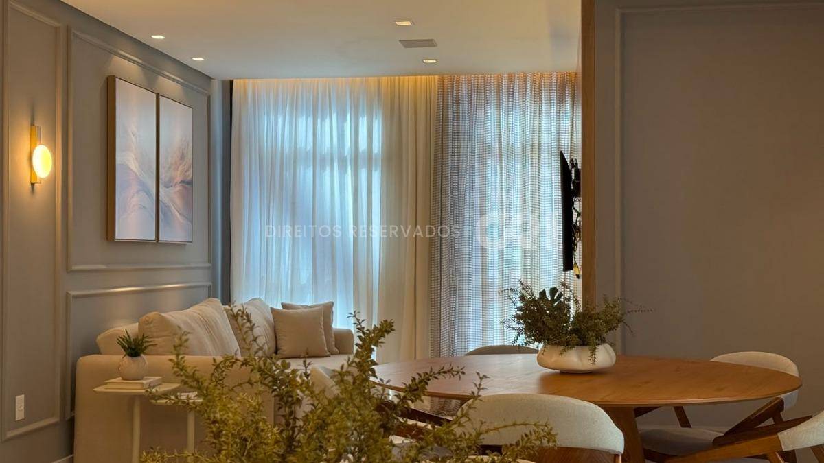 Apartamento com 3 Suítes no Petit Trianon na Meia Praia, Itapema