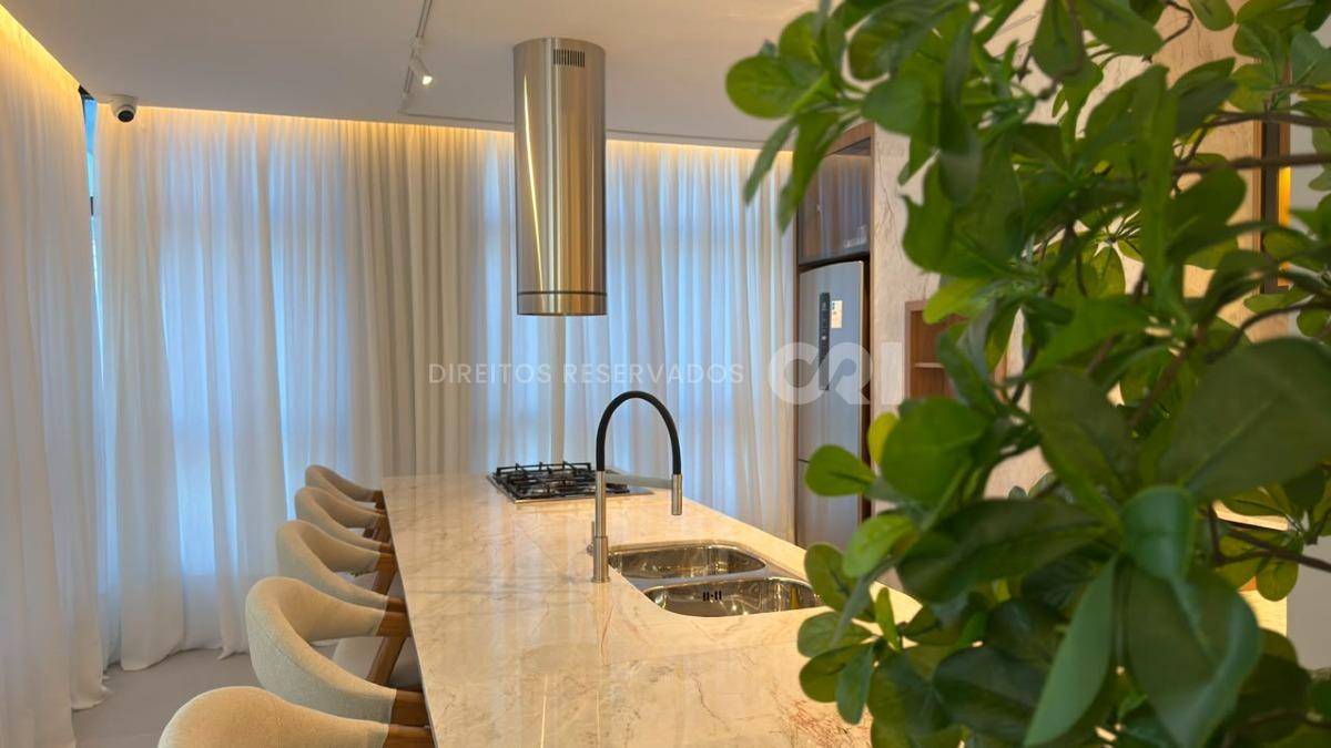 Apartamento com 3 Suítes no Petit Trianon na Meia Praia, Itapema