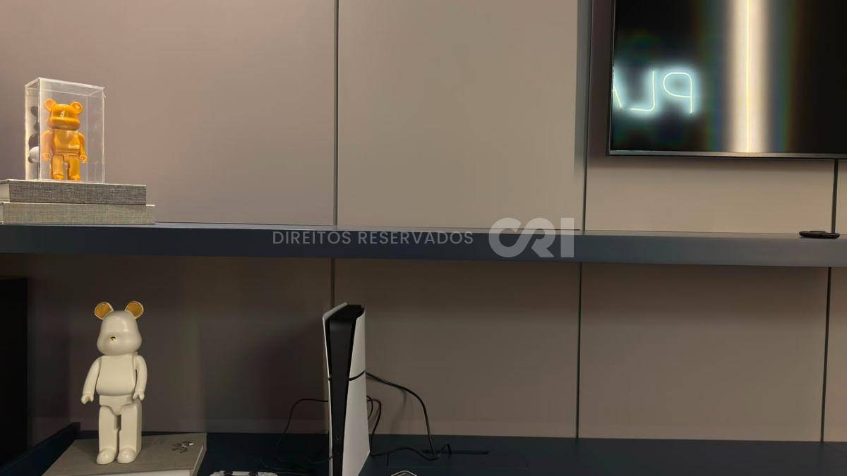 Apartamento com 3 Suítes no Petit Trianon na Meia Praia, Itapema