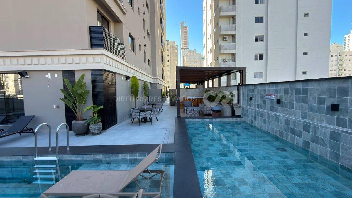 Apartamento com 3 Suítes no Petit Trianon na Meia Praia, Itapema