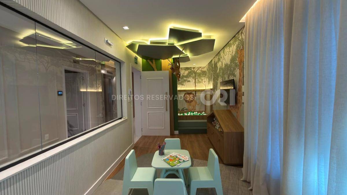 Apartamento com 3 Suítes no Petit Trianon na Meia Praia, Itapema