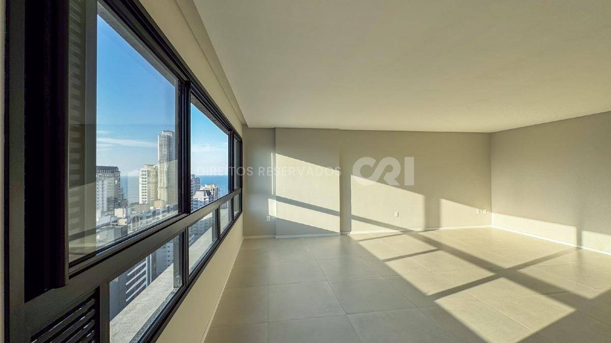 Apartamento com 3 Suítes no La Joie em Meia Praia, Itapema