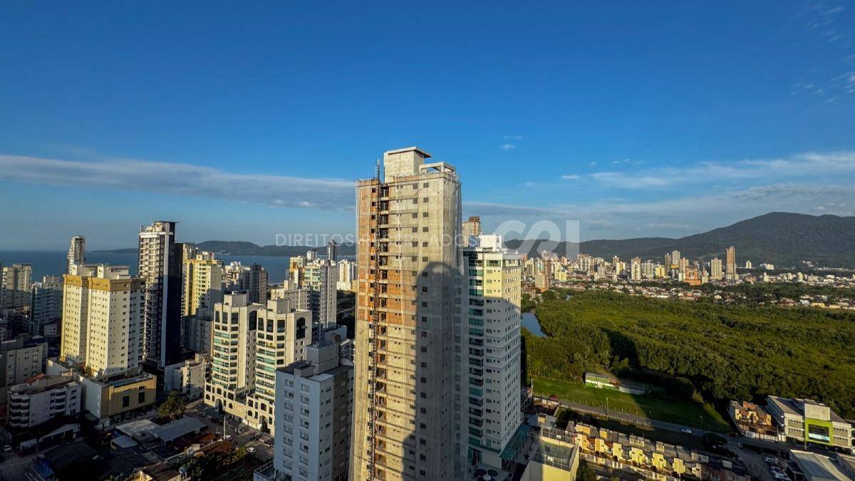 Apartamento com 3 Suítes no La Joie em Meia Praia, Itapema