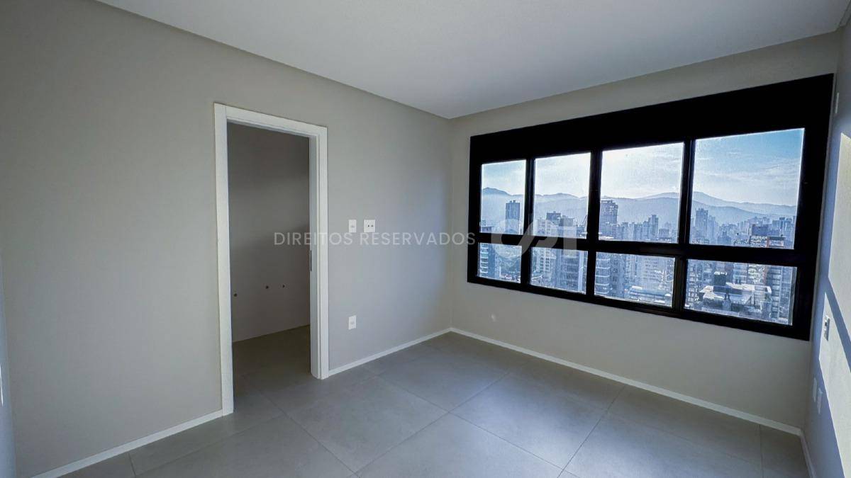 Apartamento com 3 Suítes no La Joie em Meia Praia, Itapema