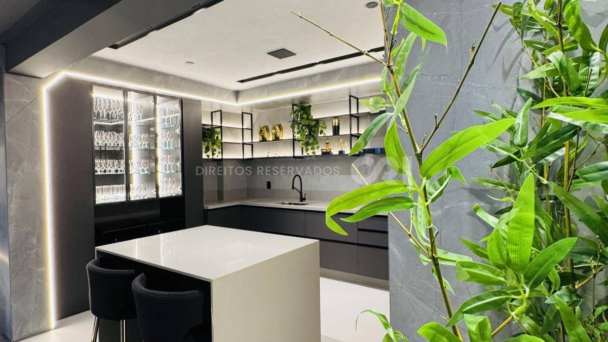 Apartamento com 4 suítes no Shanghai Tower na Meia Praia em Itapema
