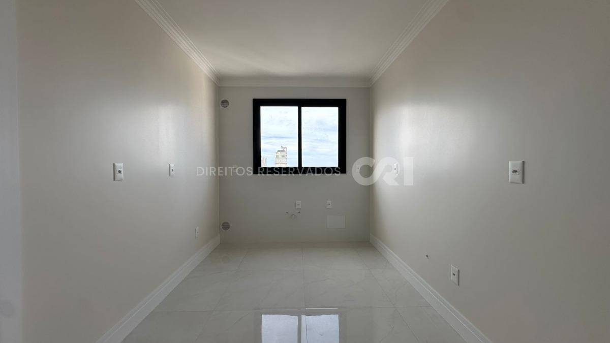 Apartamento com 4 Suítes no Edifício Berilo Palace na Meia Praia em Itapema