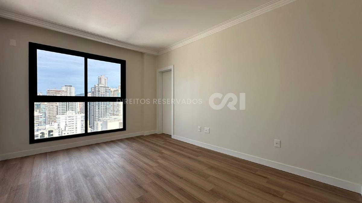Apartamento com 4 Suítes no Edifício Berilo Palace na Meia Praia em Itapema