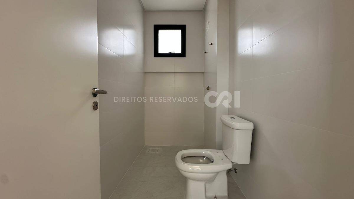 Apartamento com 4 Suítes no Edifício Berilo Palace na Meia Praia em Itapema