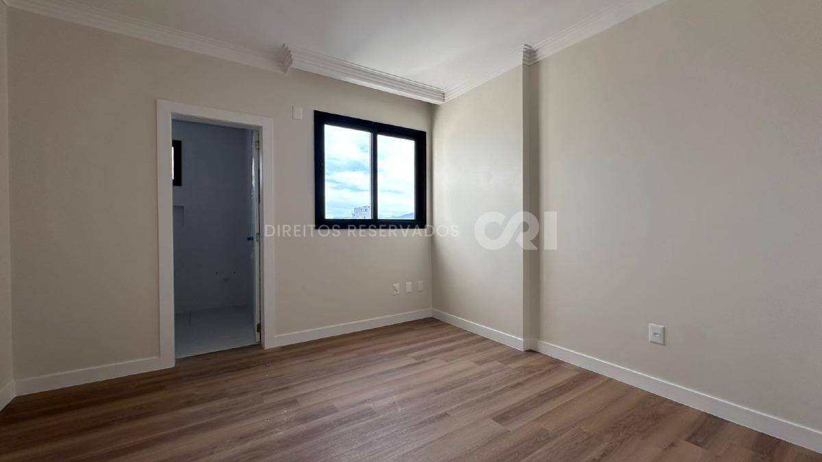 Apartamento com 4 Suítes no Edifício Berilo Palace na Meia Praia em Itapema
