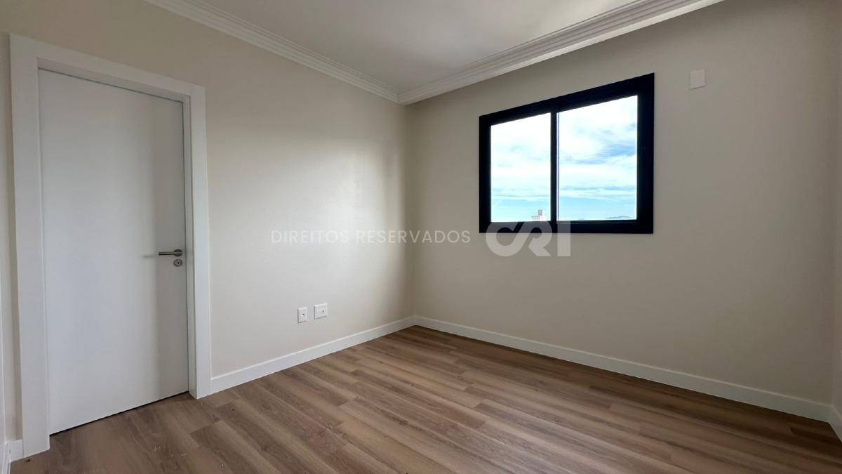 Apartamento com 4 Suítes no Edifício Berilo Palace na Meia Praia em Itapema
