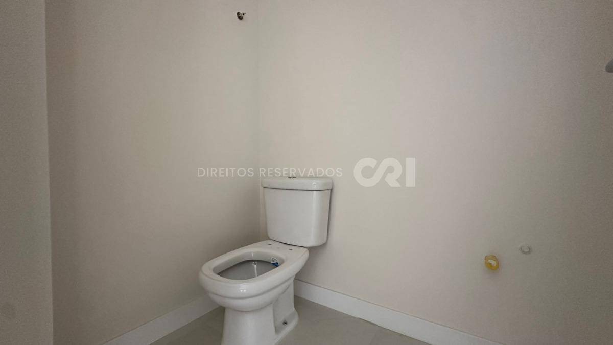 Apartamento com 4 Suítes no Edifício Berilo Palace na Meia Praia em Itapema