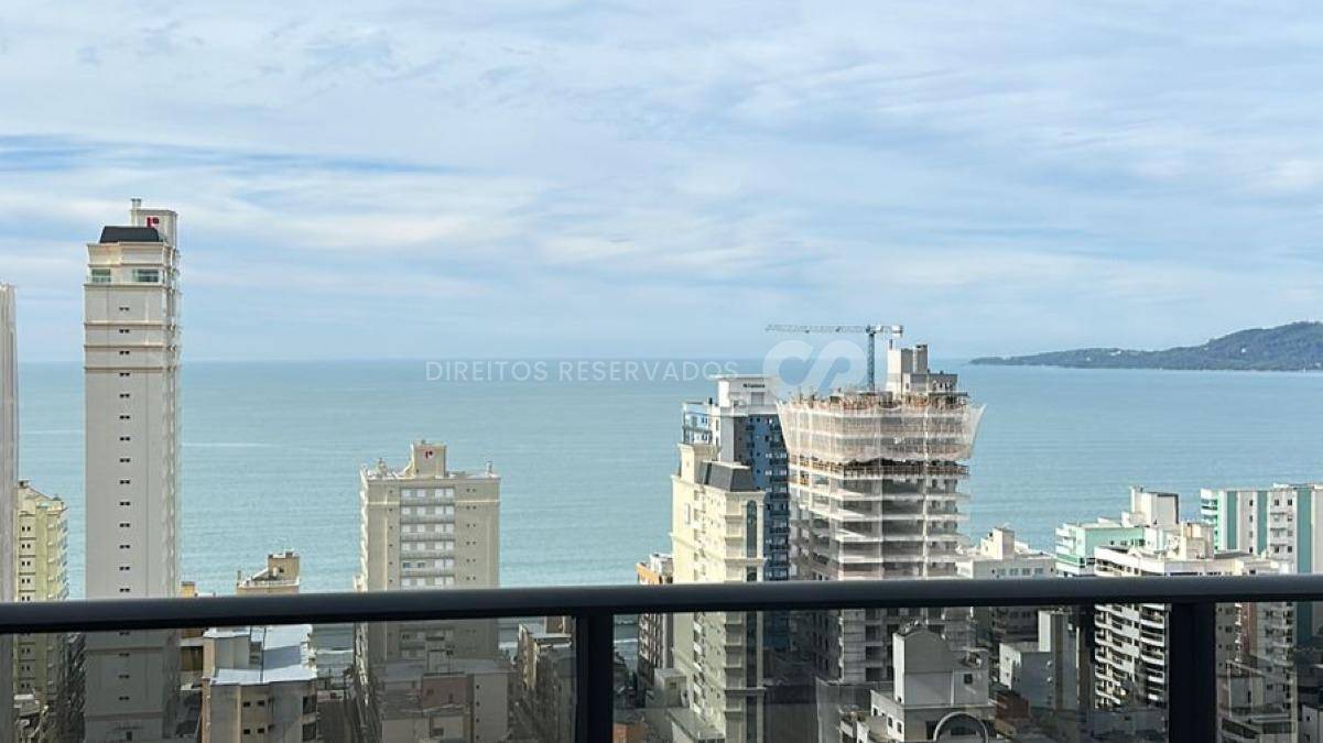 Apartamento com 4 Suítes no Edifício Berilo Palace na Meia Praia em Itapema