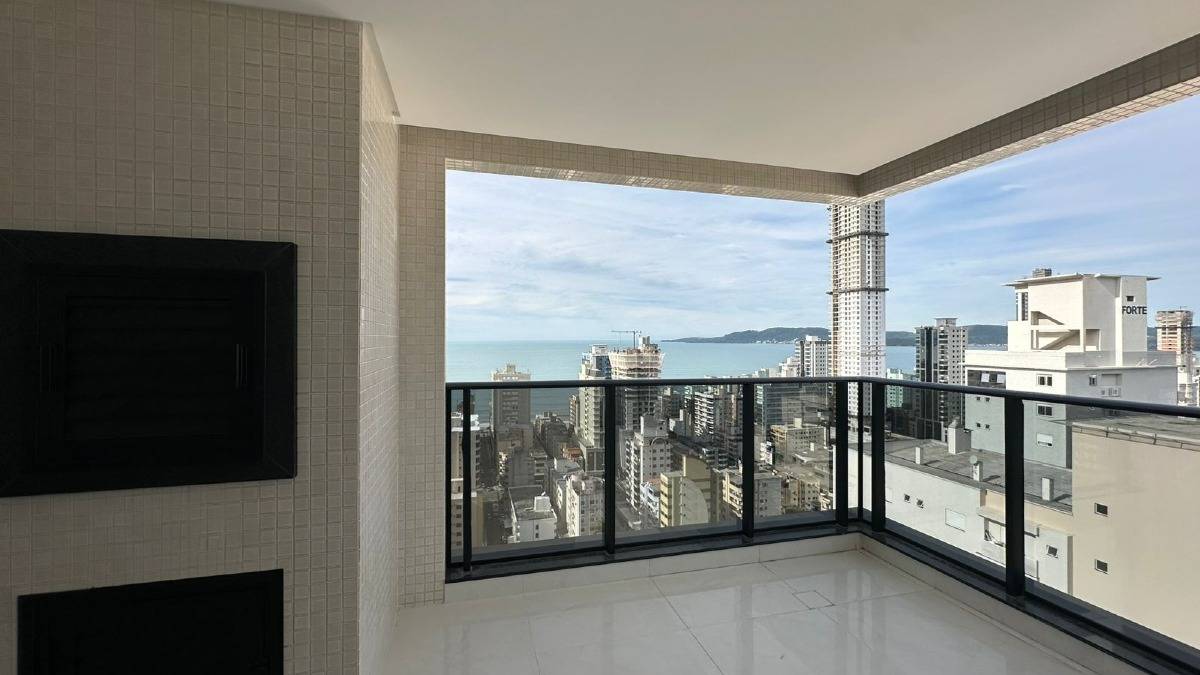 Apartamento com 4 Suítes no Edifício Berilo Palace na Meia Praia em Itapema