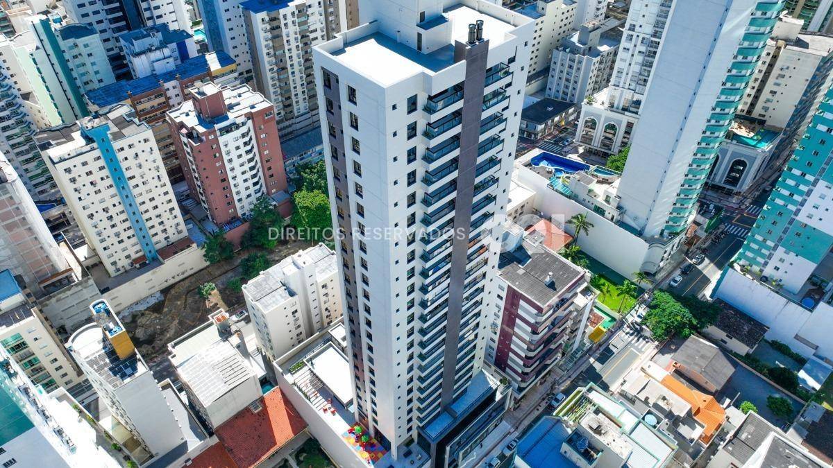Apartamento com 4 dormitórios sendo 2 suítes no Tesla Residencial no Centro de Balneário Camboriú