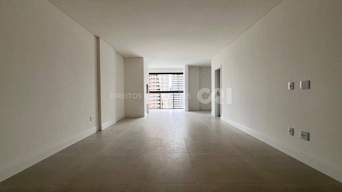 Apartamento com 3 suítes do edifício Vessel Residence na Meia Praia em Itapema
