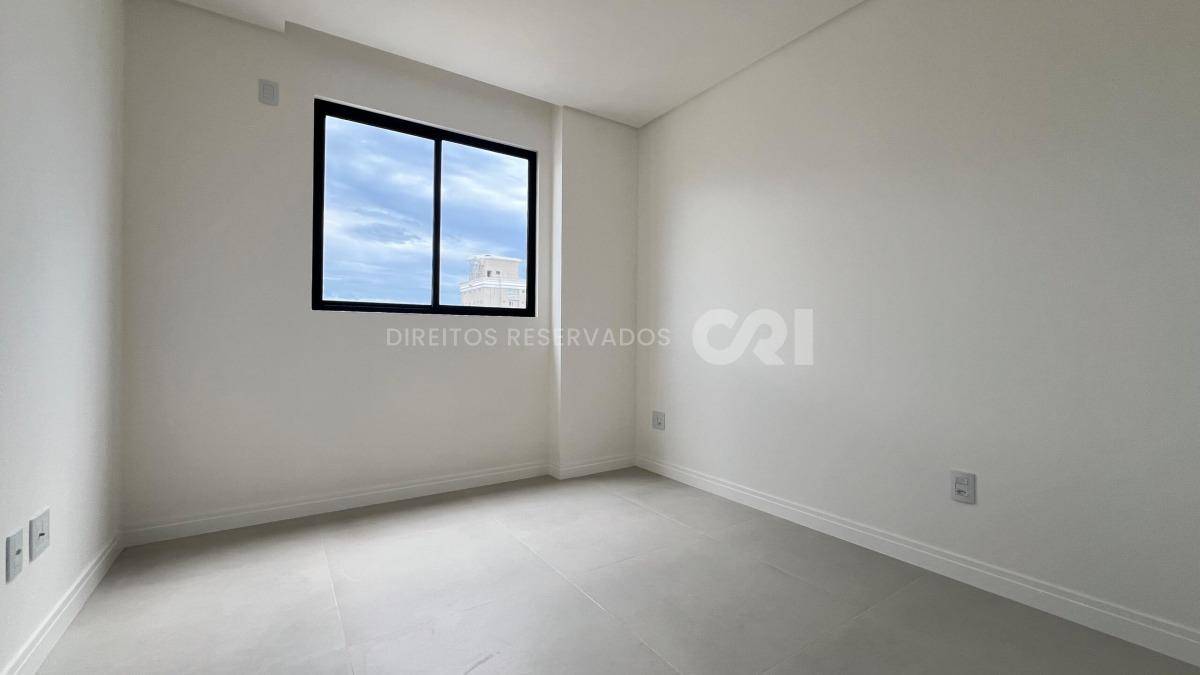 Apartamento com 3 suítes do edifício Vessel Residence na Meia Praia em Itapema