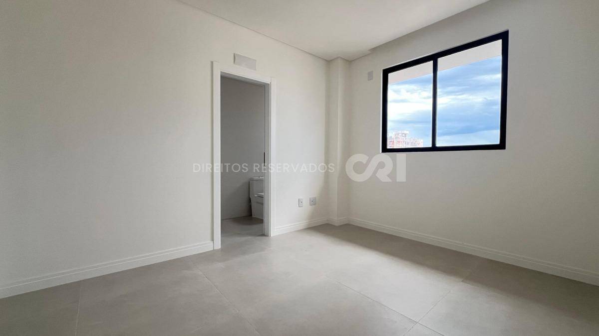 Apartamento com 3 suítes do edifício Vessel Residence na Meia Praia em Itapema