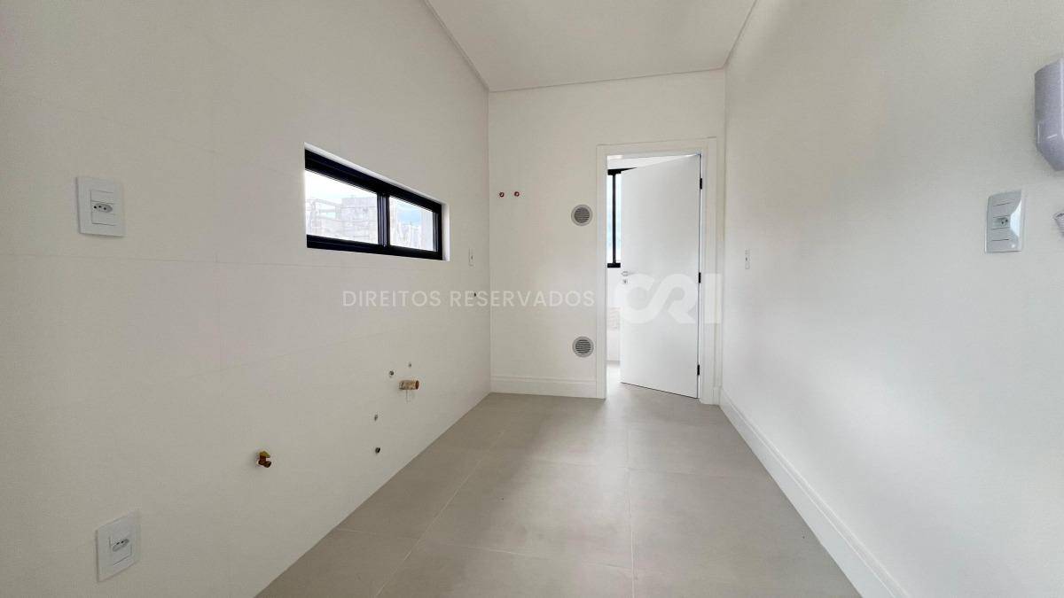 Apartamento com 3 suítes do edifício Vessel Residence na Meia Praia em Itapema