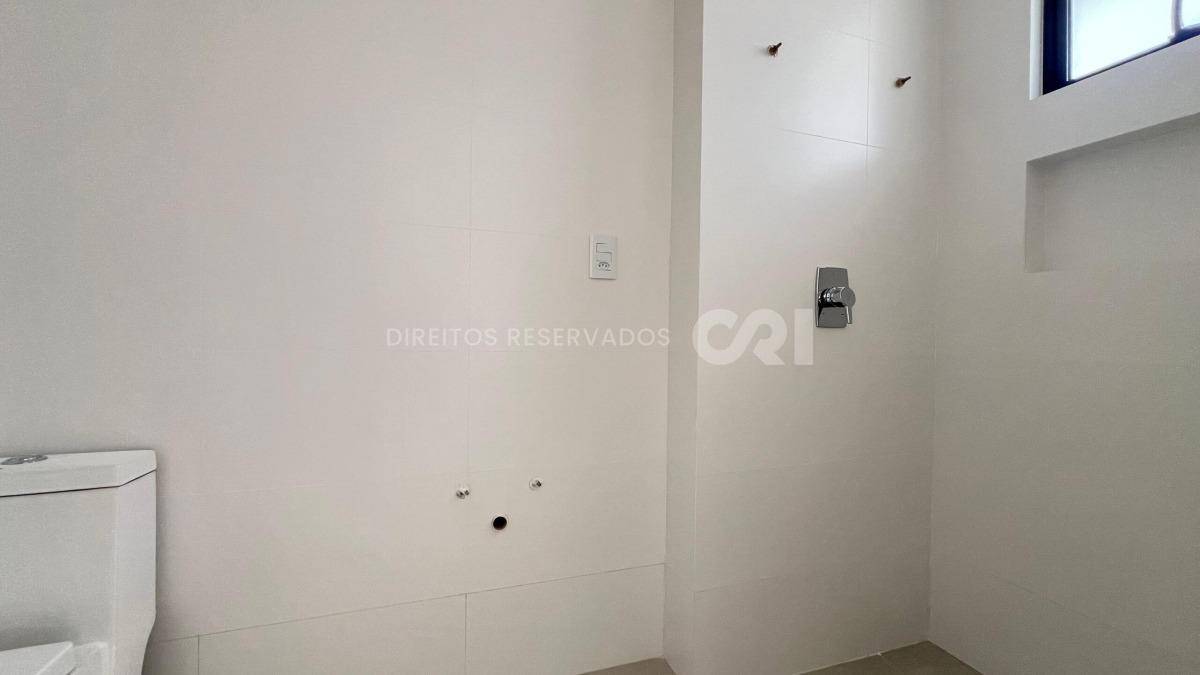 Apartamento com 3 suítes do edifício Vessel Residence na Meia Praia em Itapema