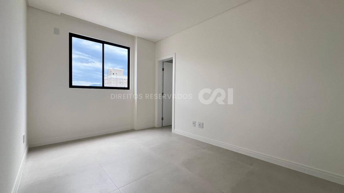 Apartamento com 3 suítes do edifício Vessel Residence na Meia Praia em Itapema