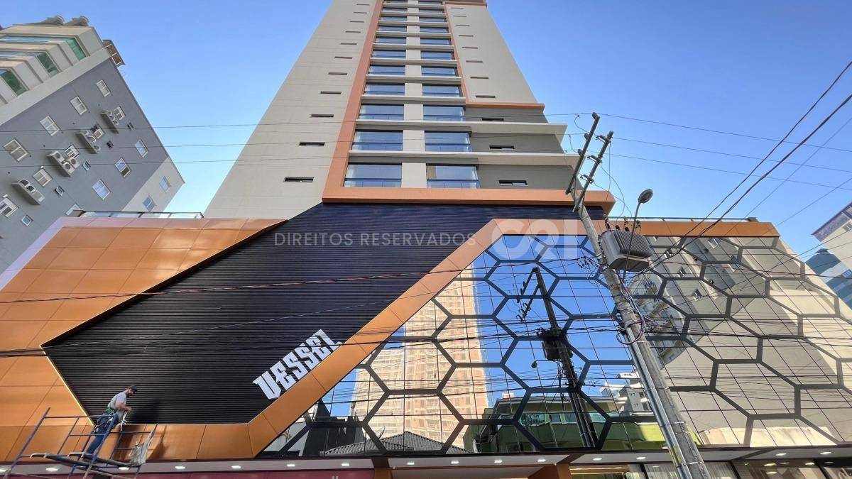 Apartamento com 3 suítes do edifício Vessel Residence na Meia Praia em Itapema