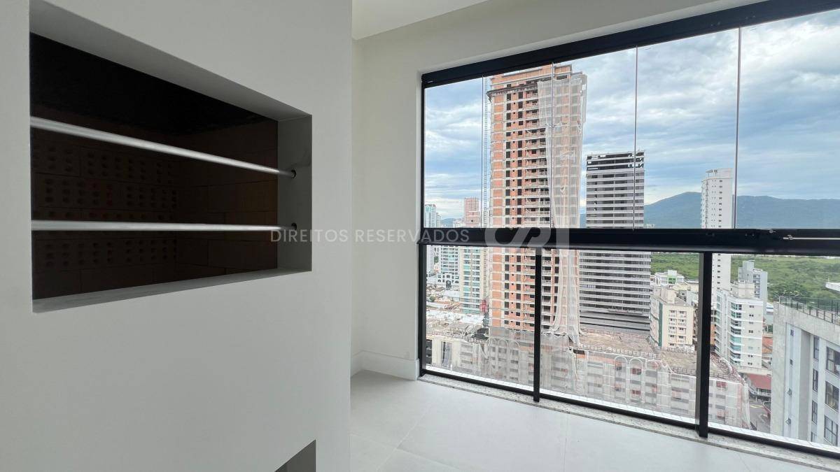 Apartamento com 3 suítes do edifício Vessel Residence na Meia Praia em Itapema