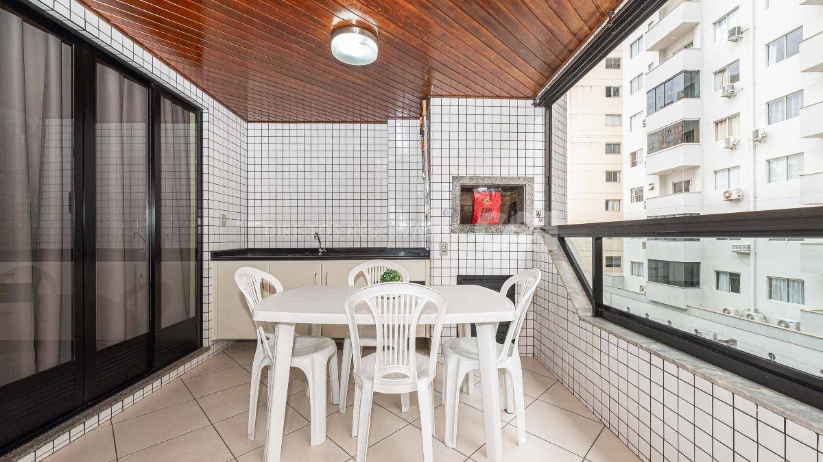 sacada ampla com uma generosa churrasqueira a carvão 